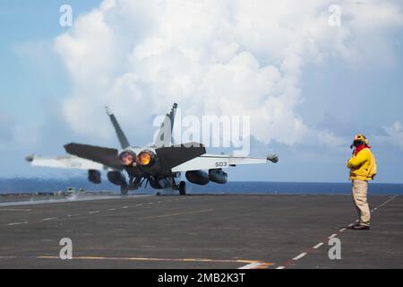 MER DES PHILIPPINES (10 juin 2022) un growler EA-18G, affecté aux "Wizards" de l'escadron d'attaque électronique (VAQ) 133, est lancé à partir du pont de vol du porte-avions de la classe Nimitz USS Abraham Lincoln (CVN 72). Abraham Lincoln Strike Group est en cours de déploiement prévu dans la zone d'exploitation de la flotte américaine 7th afin d'améliorer l'interopérabilité par le biais d'alliances et de partenariats tout en servant de force de réaction prête à l'emploi pour soutenir une région libre et ouverte d'Indo-Pacifique. Banque D'Images