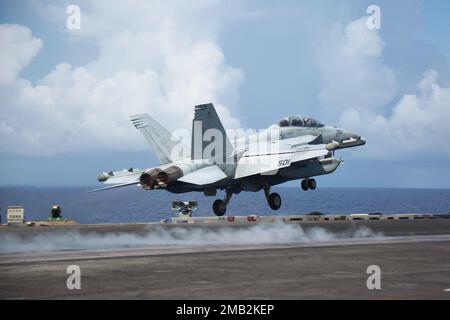 MER DES PHILIPPINES (10 juin 2022) un growler EA-18G, affecté aux "Wizards" de l'escadron d'attaque électronique (VAQ) 133, est lancé à partir du pont de vol du porte-avions de la classe Nimitz USS Abraham Lincoln (CVN 72). Abraham Lincoln Strike Group est en cours de déploiement prévu dans la zone d'exploitation de la flotte américaine 7th afin d'améliorer l'interopérabilité par le biais d'alliances et de partenariats tout en servant de force de réaction prête à l'emploi pour soutenir une région libre et ouverte d'Indo-Pacifique. Banque D'Images