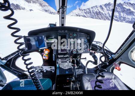 Cockpit d'hélicoptère à l'intérieur. Gros plan sur les instruments, regardez les montagnes enneigées. Jungfrau Joch, Grindelwald Suisse Banque D'Images