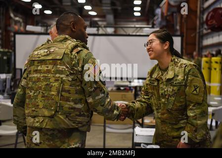 ÉTATS-UNIS Armée Brig. Le général David Jenkins, adjudant général adjoint, Garde nationale de Caroline du Sud et États-Unis Le Sgt. Maj. Richard Kyzer II du Commandement d'État de la Garde nationale de l'Armée de Caroline du Sud, le Sgt. Maj., rend visite aux soldats de la Brigade d'amélioration des manœuvres de 218th, Garde nationale de Caroline du Sud, lors d'un exercice de combat conjoint avec les États-Unis Soldats de l'armée affectés à la division de montagne de 10th, ft. Drum, New York, 11 juin 2022. Les exercices de Warfighter sont conçus pour tester la capacité d’un commandement à planifier et exécuter des opérations tactiques en phases. Les soldats sont testés par des simulations de champ de bataille virtuel Banque D'Images