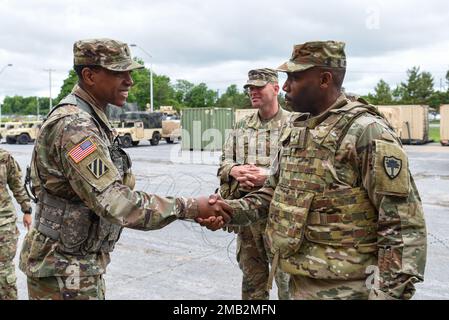 ÉTATS-UNIS Armée Brig. Le général David Jenkins, adjudant général adjoint, Garde nationale de Caroline du Sud et États-Unis Le Sgt. Maj. Richard Kyzer II du Commandement d'État de la Garde nationale de l'Armée de Caroline du Sud, le Sgt. Maj., rend visite aux soldats de la Brigade d'amélioration des manœuvres de 218th, Garde nationale de Caroline du Sud, lors d'un exercice de combat conjoint avec les États-Unis Soldats de l'armée affectés à la division de montagne de 10th, ft. Drum, New York, 11 juin 2022. Les exercices de Warfighter sont conçus pour tester la capacité d’un commandement à planifier et exécuter des opérations tactiques en phases. Les soldats sont testés par des simulations de champ de bataille virtuel Banque D'Images