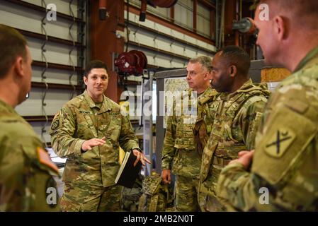 ÉTATS-UNIS Armée Brig. Le général David Jenkins, adjudant général adjoint, Garde nationale de Caroline du Sud et États-Unis Le Sgt. Maj. Richard Kyzer II du Commandement d'État de la Garde nationale de l'Armée de Caroline du Sud, le Sgt. Maj., rend visite aux soldats de la Brigade d'amélioration des manœuvres de 218th, Garde nationale de Caroline du Sud, lors d'un exercice de combat conjoint avec les États-Unis Soldats de l'armée affectés à la division de montagne de 10th, ft. Drum, New York, 11 juin 2022. Les exercices de Warfighter sont conçus pour tester la capacité d’un commandement à planifier et exécuter des opérations tactiques en phases. Les soldats sont testés par des simulations de champ de bataille virtuel Banque D'Images