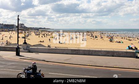 Margate, Kent, royaume-uni, août 24 2022 les visiteurs affluent sur la plage de Margate pendant la vague de chaleur inhabituelle en Grande-Bretagne.Margates sable principal ont été Banque D'Images