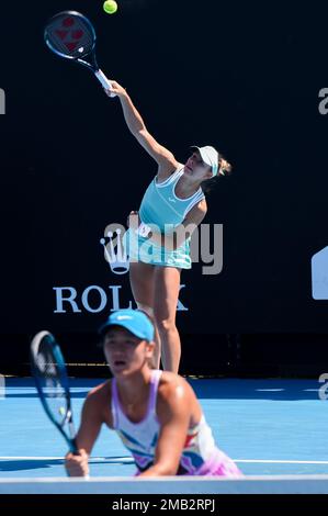 Melbourne, Australie. 20th janvier 2023. Wang Xiyu, de Chine, et Megda Linette (Top), de Pologne, participent au premier tour du double féminin contre Shuko Aoyama/Ena Shibahara, du Japon, au tournoi de tennis Open d'Australie à Melbourne, en Australie, le 20 janvier 2023. Credit: Guo Lei/Xinhua/Alay Live News Banque D'Images