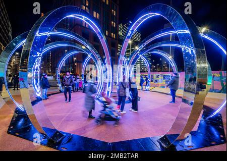 Londres, Royaume-Uni. 19th janvier 2023. Toroid by This Loop - Winter Lights festival, le plus grand de son genre à Londres, transformant Canary Wharf avec plus de 20 installations. Crédit : Guy Bell/Alay Live News Banque D'Images