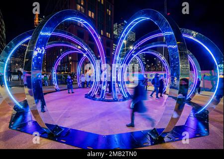 Londres, Royaume-Uni. 19th janvier 2023. Toroid by This Loop - Winter Lights festival, le plus grand de son genre à Londres, transformant Canary Wharf avec plus de 20 installations. Crédit : Guy Bell/Alay Live News Banque D'Images