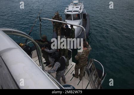 Des bérets verts avec 1st forces spéciales (aéroporté) observent en tant que membres de la police nationale des Philippines - Groupe maritime, 2nd unité des opérations spéciales et la Force des opérations spéciales de la Garde côtière des Philippines effectuent une visite, un conseil, une fouille et une démonstration de saisie à 10 juin 2022, près de Puerto Princesa, Palawan. Cet engagement a donné aux partenaires l'occasion d'échanger des tactiques, des techniques et des procédures entre eux afin d'améliorer l'interopérabilité tout en partageant de nouvelles idées pour les opérations maritimes. ÉTATS-UNIS Les Forces d’opérations spéciales continuent de se préparer aux défis de demain an Banque D'Images