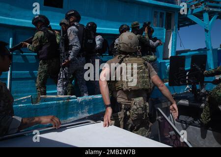 Un béret vert avec 1st groupes de forces spéciales (aéroporté) observe comme membres de la police nationale philippine - Groupe maritime, 2nd unité des opérations spéciales et la Force des opérations spéciales de la Garde côtière philippine effectuer une visite, un conseil, une fouille et une manifestation de saisie à 10 juin 2022, près de Puerto Princesa, Palawan. Cet engagement a donné aux partenaires l'occasion d'échanger des tactiques, des techniques et des procédures entre eux afin d'améliorer l'interopérabilité tout en partageant de nouvelles idées pour les opérations maritimes. ÉTATS-UNIS Les Forces d’opérations spéciales continuent de se préparer aux défis de demain Banque D'Images