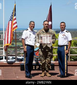 Le colonel Bill Soliz, commandant du Tripler Army Medical Center, remet la Médaille de l'hébergement de l'armée au sergent d'état-major Watson Togiailua, TAMC, lors d'une cérémonie à la TAMC, 10 juin 2022. Banque D'Images