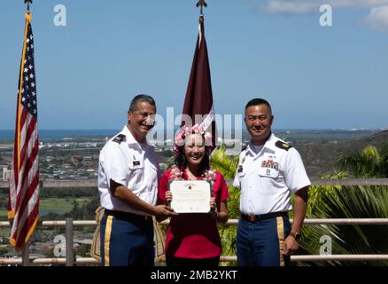 Le colonel Bill Soliz, commandant du Tripler Army Medical Center, remet la Médaille du service méritoire de l'Armée au lieutenant-colonel Racquel Junio, TAMC, lors d'une cérémonie à la TAMC, 10 juin 2022. Banque D'Images