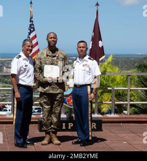 Le colonel Bill Soliz, commandant du Tripler Army Medical Center, remet la Médaille du service méritoire de l'Armée de terre au sergent d'état-major Lynn Forth, TAMC, lors d'une cérémonie à la TAMC, 10 juin 2022. Banque D'Images