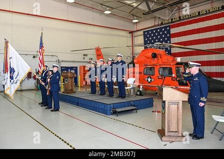 Arrière-amiral Michael Johnston, commandant du neuvième district de la Garde côtière à Cleveland, Ohio, capitaine Mark Lay, commandant sortant de la station aérienne de la Garde côtière à Detroit, à la base de la Garde nationale aérienne Selfridge, Cmdr. G. Andrew Clayton, commandant de la station aérienne de Detroit, et le lieutenant Cmdr.Travis Jewel, aumônier de la station aérienne de Detroit, saluent le drapeau à titre de membres de garde d'honneur lors d'une cérémonie de changement de commandement à la station aérienne de la Garde côtière de Detroit, en 10 juin 2022. Au cours de la cérémonie, Lay a transféré le commandement de la station aérienne de Detroit à Clayton. Banque D'Images