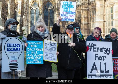 Londres, Royaume-Uni. 19 janvier 2023. Les militants de Fuel Poverty action, de la Convention nationale des retraités, de Disabled People Against Cuts (DPAC), Don't Pay et d'autres groupes tiennent des fleurs et des signes à une vigile à l'extérieur du Parlement pour pleurer ceux qui ont été tués l'année dernière par la pauvreté énergétique. Selon l'Office national de la statistique (ONS), il y a eu 13 400 morts hivernales en excès l'année dernière, dont environ un tiers étaient attribuables à des maisons froides et humides. Après cette veillée, les porteurs de panels ont lentement défilé jusqu'à Downing Street avec un cercueil portant les derniers chiffres de décès en excès afin de remettre une lettre au Premier ministre Banque D'Images