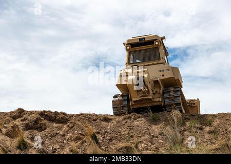 La société 133rd Engineer approche de la fin de sa formation de préparation innovante au complexe sportif de tir du comté de Laramie à Cheyenne, WyO., 10 juin 2022. Le projet prévoyait l'ajout d'une voie de tir de 300 yards aux voies existantes du complexe. Le projet IRT aide à maintenir la compagnie formée et prête, tout en fournissant un service à la communauté. Banque D'Images