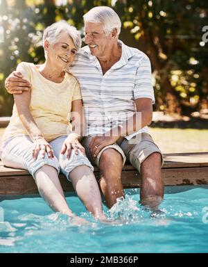 Couple de personnes âgées, câlin et sourire près de la piscine pour se détendre, l'amour ou la qualité du temps de collage ensemble pendant les vacances d'été. Homme senior heureux tenant une femme Banque D'Images