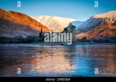 Château de Kilchurn sur les rives d'un Loch Awe partiellement gelé, Argyll et Bute. Les gens de nombreuses régions du pays se vantent de quelques jours de perturbations dans les voyages, car la neige, la glace et les températures amèrement froides s'embuent sur la nation. Date de la photo: Vendredi 20 janvier 2023. Banque D'Images