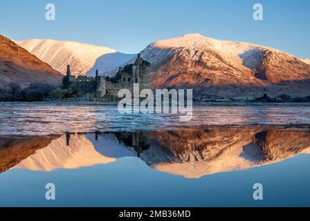 Château de Kilchurn sur les rives d'un Loch Awe partiellement gelé, Argyll et Bute. Les gens de nombreuses régions du pays se vantent de quelques jours de perturbations dans les voyages, car la neige, la glace et les températures amèrement froides s'embuent sur la nation. Date de la photo: Vendredi 20 janvier 2023. Banque D'Images