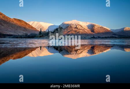 Château de Kilchurn sur les rives d'un Loch Awe partiellement gelé, Argyll et Bute. Les gens de nombreuses régions du pays se vantent de quelques jours de perturbations dans les voyages, car la neige, la glace et les températures amèrement froides s'embuent sur la nation. Date de la photo: Vendredi 20 janvier 2023. Banque D'Images