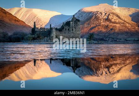 Château de Kilchurn sur les rives d'un Loch Awe partiellement gelé, Argyll et Bute. Les gens de nombreuses régions du pays se vantent de quelques jours de perturbations dans les voyages, car la neige, la glace et les températures amèrement froides s'embuent sur la nation. Date de la photo: Vendredi 20 janvier 2023. Banque D'Images