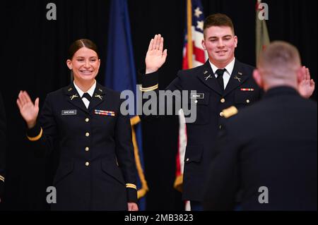 Le ROTC (corps d’instruction des officiers de réserve) de l’Université d’État de l’Oregon Cadets Bailey Breving et Micah Burke, Garde nationale de l’Armée de l’Oregon (ARRNG), récitent les deux serments de leur bureau au cours de leur cérémonie de mise en service, vendredi, 10 juin 2022, au McAlexander Fieldhouse de Corvallis, en Oregon. En raison de la double nature unique de la Garde nationale en tant que service d'État et fédéral, les agents de l'ARANG doivent prendre un serment fédéral de bureau ainsi qu'un serment de l'État de l'Oregon. Cinq cadets ont été commandés à l'ORARNG. Une fois les serments administrés, le nouveau service est mis en service Banque D'Images