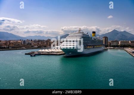 Le Costa Firenze, navire de croisière de la compagnie maritime Costa Cruises, est ancré dans le port de Palerme, Porto di Palermo. Banque D'Images