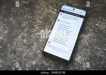 ChatGPT Ouvrir ai chat bot sur l'écran du téléphone. Chat GPT écrit une lettre de couverture, aidant dans la recherche d'emploi. Swansea, Royaume-Uni - 10 janvier 2023. Banque D'Images