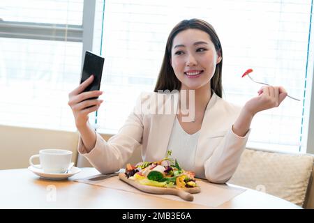 Heure du thé de la jeune femme Banque D'Images