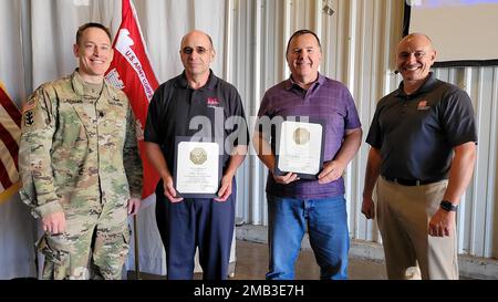 ÉTATS-UNIS Le corps des ingénieurs de l'armée, les techniciens du génie du district de Buffalo, Kelly Maccarone et James Wryk, sont reconnus pour leurs certificats de 40 ans de service au gouvernement des États-Unis lors d'une assemblée générale annuelle à Buffalo, New York, 6 juin 2022. Chaque année et tout au long de l'année, les membres de l'équipe du district de Buffalo sont reconnus pour leur excellence et leur dévouement dans l'accomplissement de la mission de l'USACE dans la région des Grands Lacs. Banque D'Images
