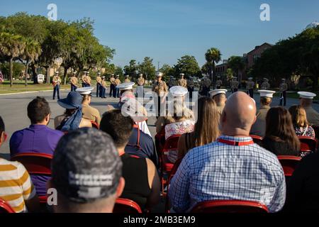 Des éducateurs des postes de recrutement d'Atlanta, de Jacksonville et de Tampa avec l'atelier des éducateurs, assistent à la cérémonie des couleurs du matin au dépôt de recrues du corps des Marines, île de Pariris, Caroline du Sud, 8 juin 2022. L'atelier des éducateurs du corps des Marines, qui a eu lieu à 7-10 juin, est destiné à fournir aux éducateurs un aperçu pour acquérir une meilleure compréhension du corps des Marines. Banque D'Images