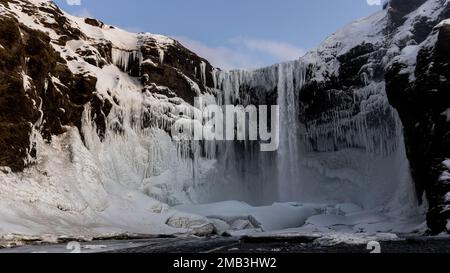Cascade de Skógafoss gelée au milieu de l'hiver, Islande du Sud Banque D'Images