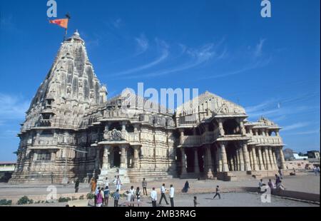 Le temple Somnath, également appelé temple Somanātha ou DEO Patan, est un temple hindou situé à Prabhas Patan, Veraval dans le Gujarat, Inde. C'est l'un des lieux de pèlerinage les plus sacrés pour les Hindous et est considéré comme le premier parmi les douze sanctuaires jyotirlinga de Shiva. Somnath est un magnifique temple situé à Sagar Kant de Saurashtra dans l'état du Gujarat. L'un des 12 saints Jyotirlinga du Seigneur Shiva est à Jyotirlinga ici, dans Somnath. Somnath est également mentionné dans Rigveda. Banque D'Images