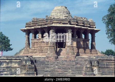 Le Temple du Soleil de Modhéra est un temple hindou dédié à la divinité solaire Surya situé dans le village de Modhéra, dans le district de Mehsana, à Gujarat, en Inde. Il est situé sur la rive de la rivière Pushpagati. Il a été construit après 1026-27 EC pendant le règne de Bhima I de la dynastie Chaulukya. Lorsque vous entrez dans le complexe historique, vous venez d'abord à travers le magnifique kund connu sous le nom de Ramakund, construit en forme rectangulaire contenant 108 sanctuaires à divers dieux et demi-dieux. Banque D'Images