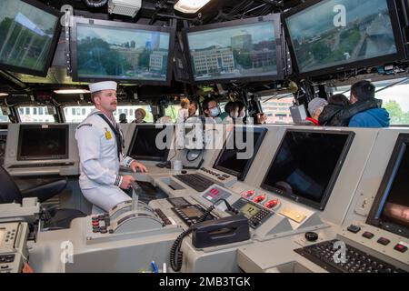 Le compagnon 1st de Boatswain classe Zachary Miller, affecté au destroyer de classe Zumwalt USS Michael Monsoor (DDG 1001), dirige une tournée durant la semaine de la flotte de Portland 2022, 11 juin. La semaine de la flotte de Portland est une célébration de longue date des services maritimes et offre l'occasion aux citoyens de l'Oregon de rencontrer des marins, des Marines et des gardes-côtes, ainsi que de découvrir les dernières capacités des services maritimes d'aujourd'hui. Banque D'Images