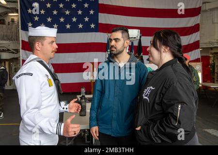 Zachary Miller, compagnon de classe 1st de Boatswain, affecté au destroyer de classe Zumwalt USS Michael Monsoor (DDG 1001), répond aux questions sur une tournée au cours de la semaine de la flotte de Portland 2022, à 11 juin. La semaine de la flotte de Portland est une célébration de longue date des services maritimes et offre l'occasion aux citoyens de l'Oregon de rencontrer des marins, des Marines et des gardes-côtes, ainsi que de découvrir les dernières capacités des services maritimes d'aujourd'hui. Banque D'Images