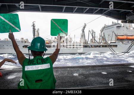 220611-N-SI601-1124 PHILLIPINE SEA (11 juin 2022) Boatswain’s Mate 3rd Class Susanna Santana, de New York, signale de la baie hangar des États-Unis Le seul porte-avions de la Marine, le USS Ronald Reagan (CVN 76), déployé à l’avant, au personnel à bord du navire de ravitaillement de la flotte du Commandement militaire de Seallift, le lubrificateur USNS Big Horn (T-AO 198) lors d’un réapprovisionnement en mer. Big Horn a transporté des cargaisons vers Ronald Reagan via un réapprovisionnement connecté. Ronald Reagan, le navire amiral du Carrier Strike Group 5, fournit une force prête à combattre qui protège et défend les États-Unis, et soutient les alliances, les partenariats et les coentreprises Banque D'Images