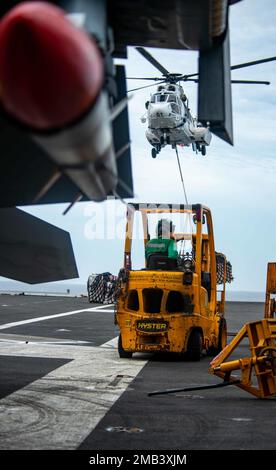 220611-N-DW158-1035 MER DES PHILIPPINES (11 juin 2022) Un hélicoptère Super Puma (EC-225) dépose des cargaisons du navire de ravitaillement de la flotte du Commandement militaire de Seallift USNS Amelia Earhart (T-AKE 6) sur le pont de vol des États-Unis Le seul porte-avions de la Marine USS Ronald Reagan (CVN 76), déployé à l’avant, au cours d’une reconstitution verticale. Ronald Reagan, le navire amiral du Carrier Strike Group 5, fournit une force prête à combattre qui protège et défend les États-Unis, et soutient les alliances, les partenariats et les intérêts maritimes collectifs dans la région Indo-Pacifique. Banque D'Images