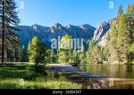 Paysage typique le matin, avec Merced River, dans le parc national de Yosemite, Californie, Etats-Unis, Amérique du Nord Banque D'Images