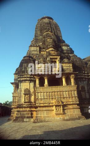 Le temple de Samadhishvara est un temple hindou situé dans le fort de Chittor au Rajasthan, en Inde. Il est dédié à Shiva, qui s'appelle 'Samadhishvara', c'est-à-dire 'Seigneur de Samadhi'. La preuve épigraphique suggère que le temple a été construit au 11th siècle, Banque D'Images