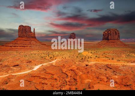 The Mittens Buttes, en dernier lieu, Monument Valley, Arizona, États-Unis, Amérique du Nord Banque D'Images