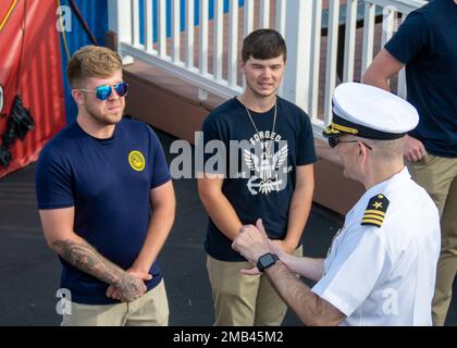 220611-N-RB168-0245 WASHINGTON, PENNSYLVANIE. (11 juin 2022) Cmdr. Christopher McCurry, commandant du Navy Talent acquisition Group (NTAG) de Pittsburgh, parle avec les futurs marins avant une cérémonie d'enrôlement au match de baseball Washington Wild Things vs. Schaumburg Boomers. McCurry a prêté le serment d'enrôlement à plus de 20 futurs marins. Le NTAG Pittsburgh, qui fait partie du Commandement du recrutement de la Marine, recrute la prochaine génération de marins de la Marine dans toutes les régions de Pennsylvanie, de New York, de Virginie-Occidentale et du Maryland. Banque D'Images