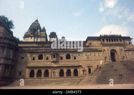 Maheshwar Ghat. Également connu sous le nom de Ahilya Ghat, Maheshwar Ghat est situé juste en dessous du fort Maheshwar ou du fort Holkar. Il a été construit par le Rajmata Ahilyabai Holkar. Le Ghat de Narmada ici est aligné avec quelques petits temples et chhatris que vous pouvez voir du haut du fort d'Ahilya. Banque D'Images