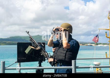 Port de l'APRA, Guam. (11 juin 2022) – les Winters Nathaniaux de la classe 3rd du compagnon de Gunner, originaires du Pérou, Indiana, affectés à l'émory S. câble sous-marin de la classe terrestre USS Frank (AS 40), observent le navire au départ d'Apra Harbour, à Guam (11 juin 2022). Frank Cable part pour une patrouille afin de procéder à l'entretien et à la logistique expéditionnaires à l'appui de la sécurité nationale dans la zone d'opérations de la flotte américaine 7th. Banque D'Images