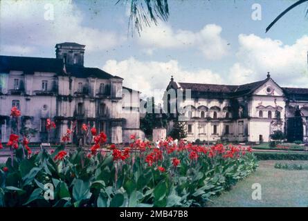 Le Sé Catedral de Santa Catarina, connu sous le nom de Cathédrale de se, est la cathédrale de l'Archidiocèse de l'Eglise latine de Goa et Daman et le siège du Patriarche des Indes orientales. Il fait partie du site du patrimoine mondial, des églises et des couvents de Goa, situé dans le vieux Goa, en Inde. La cathédrale se a été construite pour commémorer la victoire des Portugais sous Afonso de Albuquerque sur une armée musulmane, menant à la capture de la ville de Goa en 1510. Comme le jour de la victoire était la fête de Sainte Catherine, la cathédrale lui était dédiée. Banque D'Images