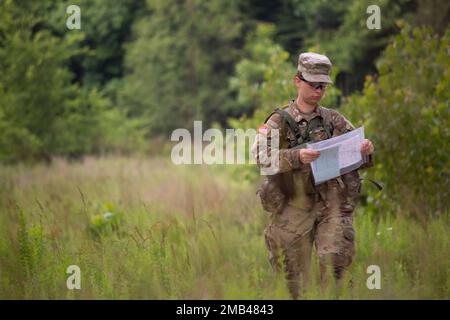 Les cadets du 3rd Régiment, Camp avancé, terminent le cours de navigation terrestre pendant l'entraînement d'été des cadets (CST) à fort KNOX, Ky., 11 juin 2022. À l'aide d'un rapporteur, d'une boussole et d'une carte, les cadets reçoivent six points à tracer et à localiser sur le parcours. | photo par Courtney Huhta, Bureau des affaires publiques du CST Banque D'Images