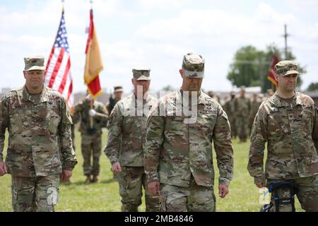 Col. Steven Ressler, commandant sortant, 643rd Groupe de soutien régional (à gauche), Brig. Général Justin Swanson, commandant, 310th Commandement du maintien (expéditionnaire) (centre-avant), Sgt de commandement Maj William Schultz, sergent-major de commandement, 643rd Groupe de soutien régional, (centre-arrière) et Col Daniel Keenaghan Jr., commandant entrant, 643rd Groupe de soutien régional, revenez à leurs sièges après le passage des couleurs lors de la cérémonie du changement de commandement au Centre d'approvisionnement de la Défense de Columbus, 11 juin 2022. (Photo des États-Unis Le sergent Megan Fischer de la réserve militaire) Banque D'Images