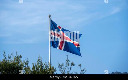 Drapeau islandais, drapeau agitant dans le vent, Camping Basar dans les Highlands islandais, Porsmoerk, Suourland, Islande Banque D'Images