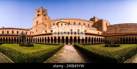 Vue panoramique sur les colonnes et les arches du cloître bénédictin de la cathédrale de Monreale, Cattedrale di Santa Maria Nuova. Banque D'Images