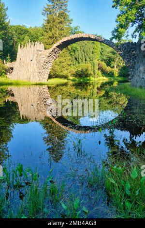 Rakotz Bridge, également Devil's Bridge, dans le parc Azalea et Rhododendron Kromlau, Gablenz, Saxe, Allemagne Banque D'Images