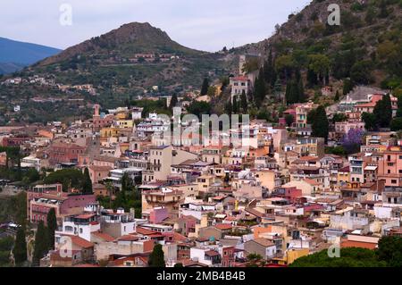 Vue depuis l'ancien théâtre, Teatro Greco sur la vieille ville de Taormina, Sicile, Italie Banque D'Images