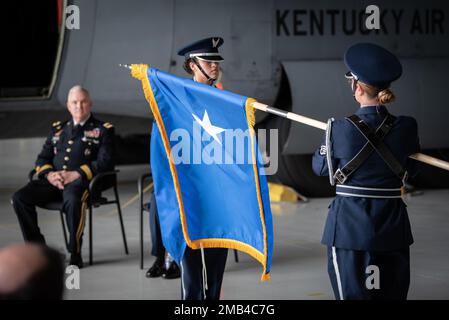 Les membres de la Garde de couleur de l'aile du transport aérien de 123rd défurlisent le drapeau personnel de Brig. Général Mary S. Decker, chef d'état-major du quartier général de la Force interarmées – Air, Garde nationale du Kentucky, lors de sa cérémonie de promotion 11 juin 2022, à la base de la Garde nationale aérienne du Kentucky, à Louisville, Ky. Decker a rejoint la Force aérienne en 1987 comme aviateur de base. Banque D'Images